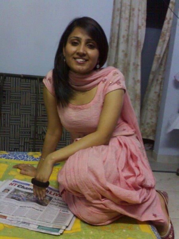 Mature bare feet and pussy